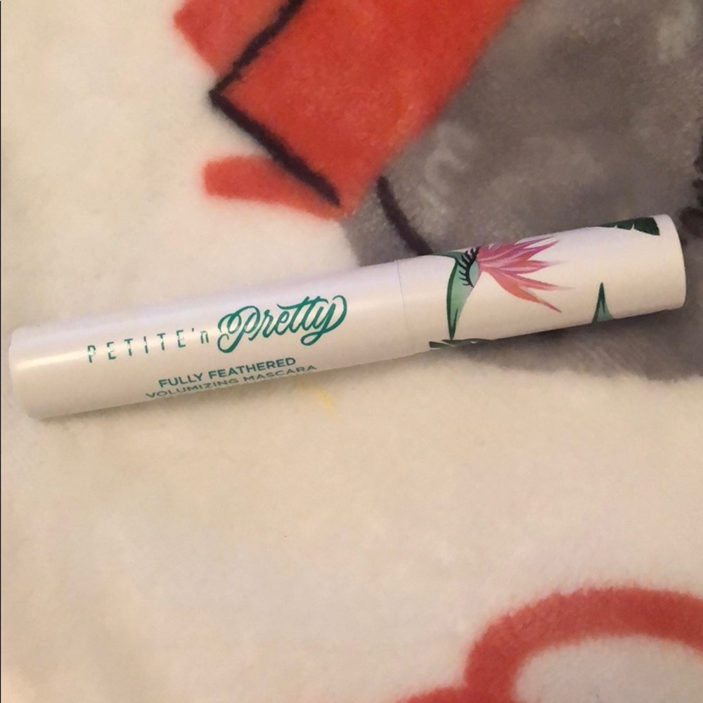 Fully Feathered Volumizing Mascara